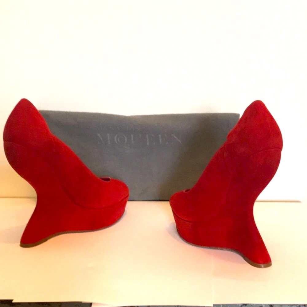 Alexander McQueen red suede curved wedges. - Picture 2 of 6